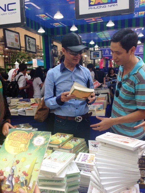 Đường sách thu hút đông đảo độc giả đến tham quan và mua sách