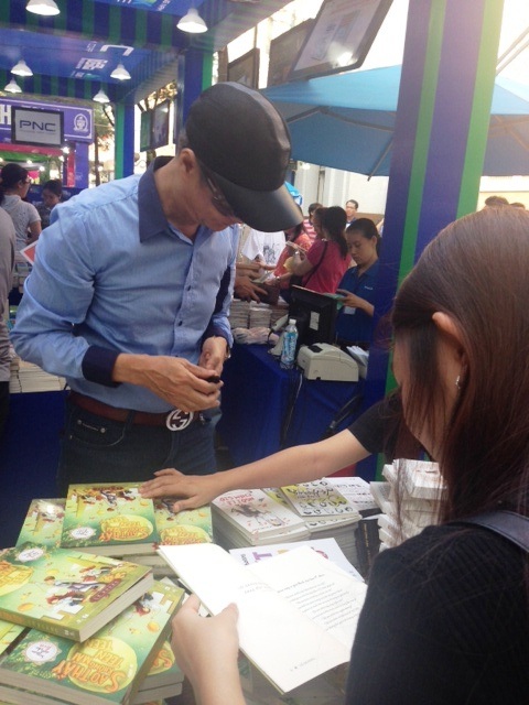 Đường sách thu hút đông đảo độc giả đến tham quan và mua sách