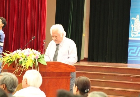 Ông Ca Lê Thuần và NSƯT Mỹ Uyên đại diện các thế hệ nghệ sĩ phát biểu tại buổi gặp mặt