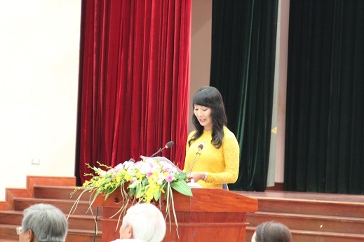 Ông Ca Lê Thuần và NSƯT Mỹ Uyên đại diện các thế hệ nghệ sĩ phát biểu tại buổi gặp mặt