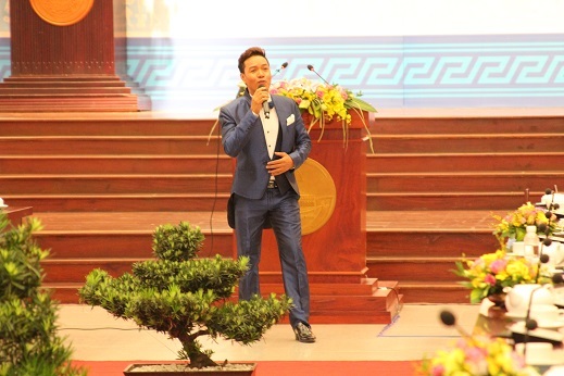 Ca sĩ Anh Bằng mang đến chương trình bài hát