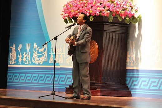 Nhạc sĩ Thế Hiển thể hiện ca khúc