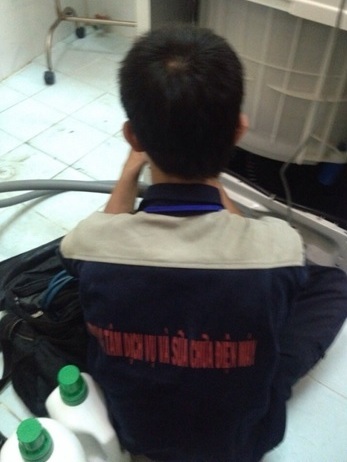 Sửa chữa điện lạnh: Những mánh khóe “móc túi” người tiêu dùng - 1 Nhái trang phục của Nguyễn Kim để
đánh lừa nhận thức khách hàng