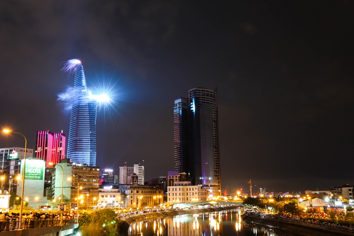 Những màn pháo hoa rực sáng trên bầu trời đêm 30/4