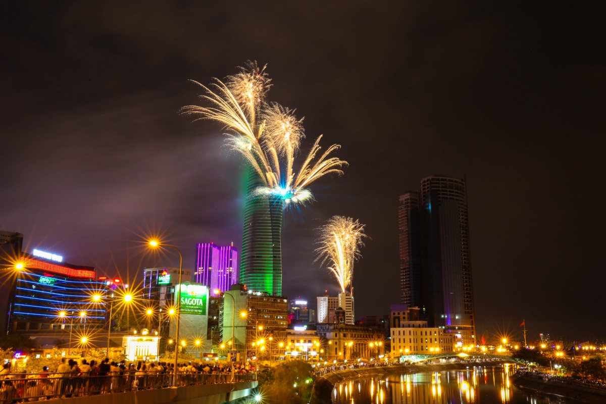 Những màn pháo hoa rực sáng trên bầu trời đêm 30/4