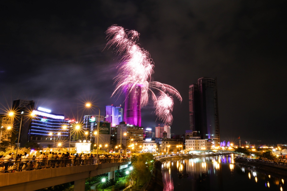 Những màn pháo hoa rực sáng trên bầu trời đêm 30/4