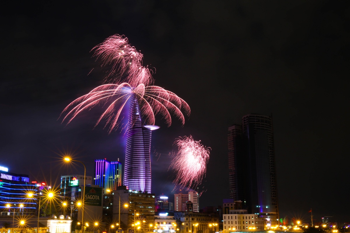 Những màn pháo hoa rực sáng trên bầu trời đêm 30/4