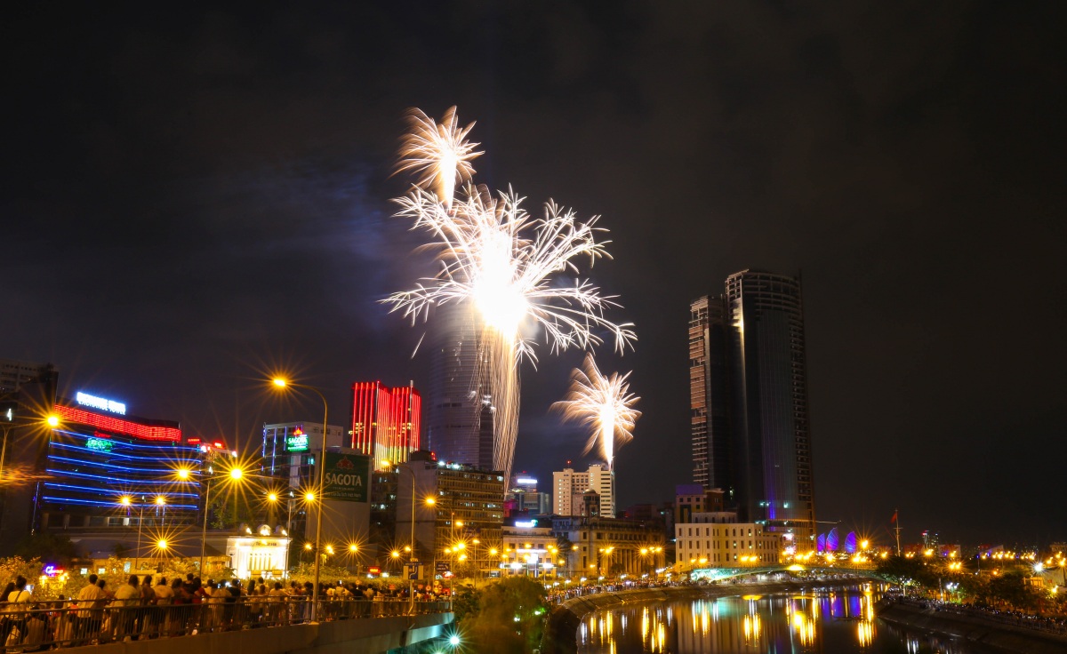 Những màn pháo hoa rực sáng trên bầu trời đêm 30/4