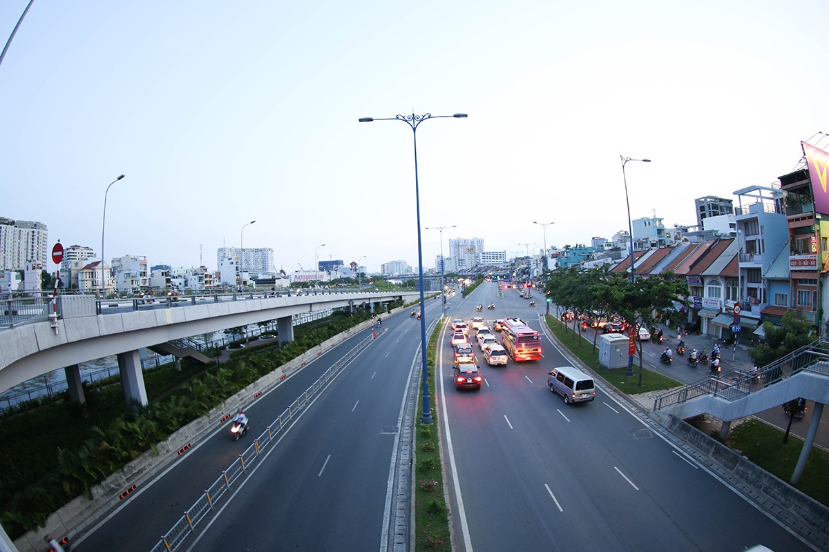 Người dân TPHCM nô nức ra đường mừng 40 năm thống nhất đất nước - 1 Do dịp lễ năm nay kéo dài nên hầu hết người dân đã rời thành phố để về quê hoặc đi du lịch xa.