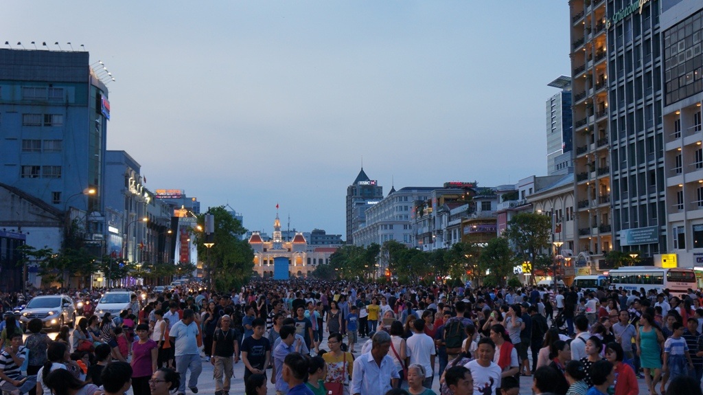 Từ rất sớm, ghi nhận tại phố đi bộ Nguyễn Huệ, người dân và khách du lịch đã tập trung rất đông