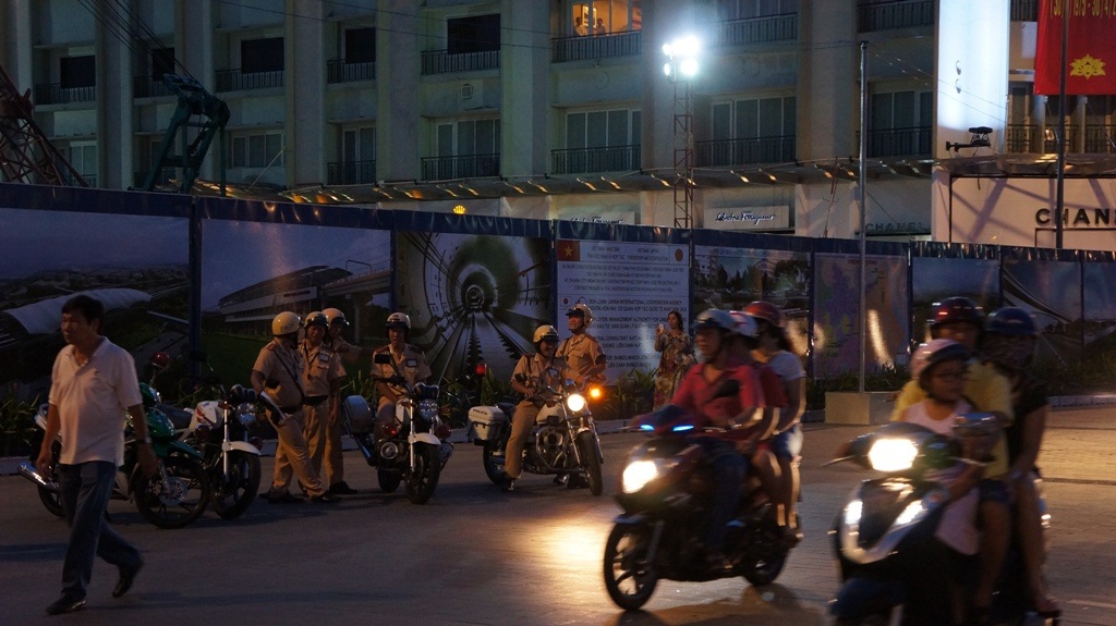 Người dân TPHCM nô nức ra đường mừng 40 năm thống nhất đất nước - 16 Với những màn trình diễn đường phố, thu hút khách tham quan