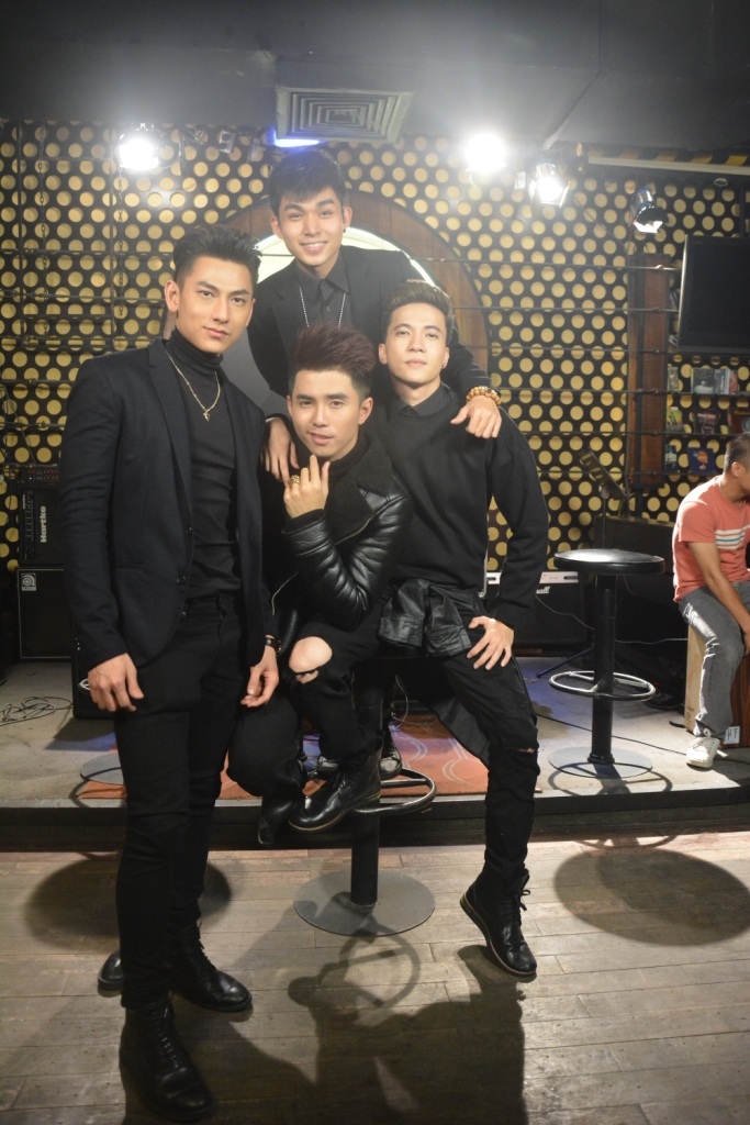 Isaac và các thành viên nhóm 365