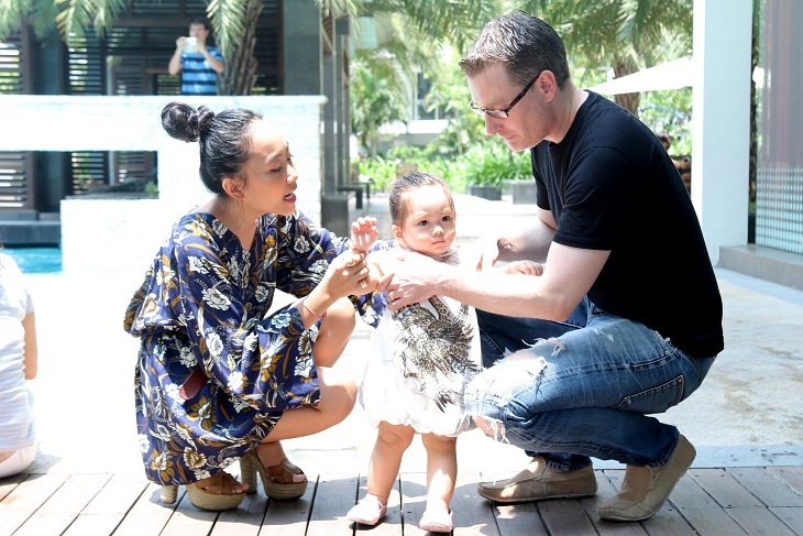 Vì chồng của Đoan Trang làm việc tại Thái Lan nên anh thường đi đi về về giữa Sài Gòn và Bangkok.