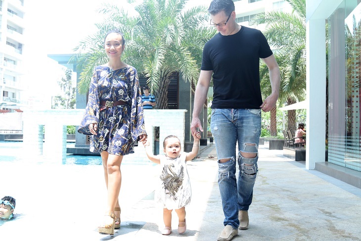 Vì chồng của Đoan Trang làm việc tại Thái Lan nên anh thường đi đi về về giữa Sài Gòn và Bangkok.