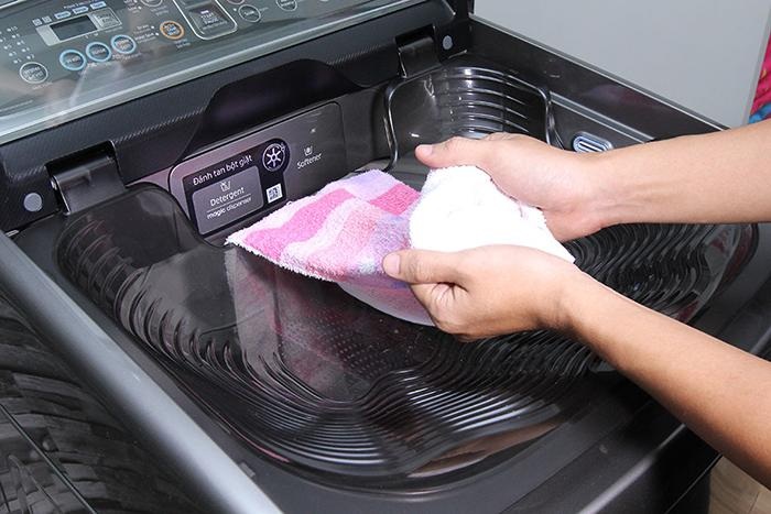 Cận cảnh chiếc khay giặt tay được
tích hợp sẵn trên máy giặt