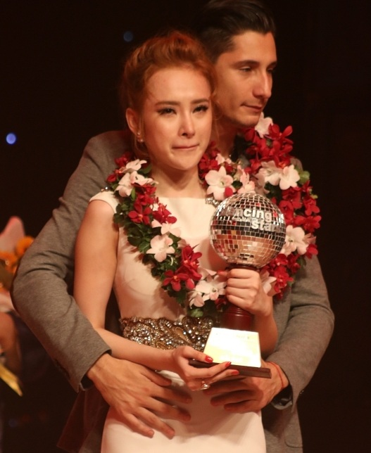 Angela Phương Trinh khóc khi về nhì Bước nhảy hoàn vũ 2015 - 1 Gương mặt không giấu được nét buồn của Phương Trinh khi nhận cúp bạc