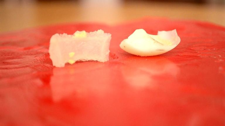 TP HCM: Dấu hiệu bất thường của sản phẩm cá viên trứng cút trong siêu thị - 3 Những hình ảnh bất thường của trứng cút trong gói thực phẩm bày bán ở một siêu thị tại TPHCM.