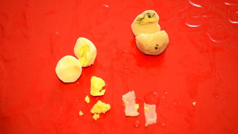 TP HCM: Dấu hiệu bất thường của sản phẩm cá viên trứng cút trong siêu thị - 4 Những hình ảnh bất thường của trứng cút trong gói thực phẩm bày bán ở một siêu thị tại TPHCM.