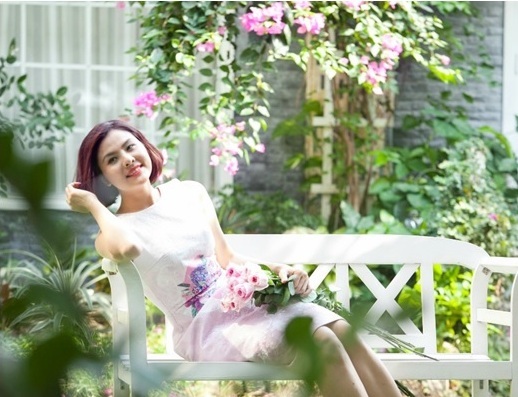 Vân Trang và những khoảnh khắc ngọt ngào với hương hoa - 1 Từ những khi thả mình trên chiếc ghế dài mỗi sáng sớm để tận hưởng hương hoa trong vườn