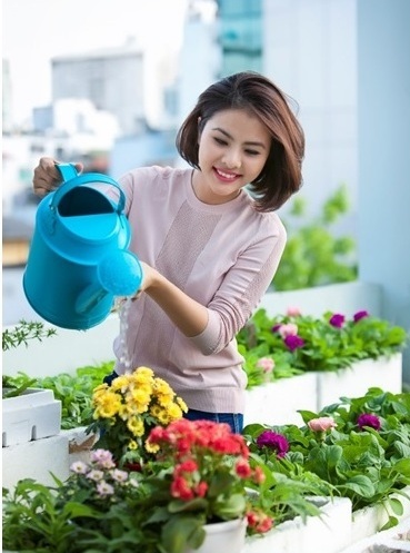 Vân Trang và những khoảnh khắc ngọt ngào với hương hoa - 3 Từ những khi chăm sóc cho khu vườn hoa bé nhỏ