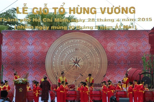Đánh trống mở màn cho ngày giỗ Quốc Tổ Hùng Vương