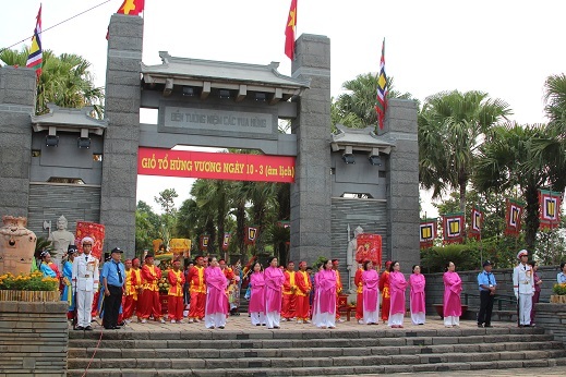 Đoàn rước lễ trước giờ thực hiện nghi thức tiến vào đền