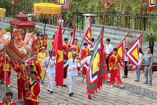 7h30, đoàn rước lễ bắt đầu tiến vào đền thờ 