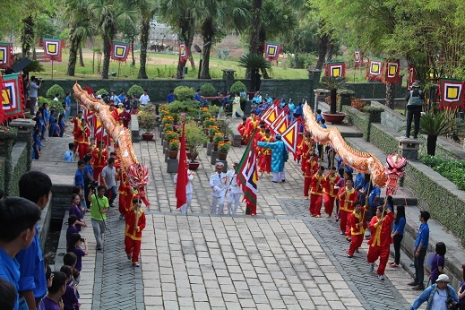 Đội múa rồng dẫn đầu đoàn rước lễ tiến vào bên trong