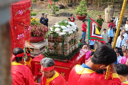 Lễ vật được thành kính dâng lên các vua Hùng