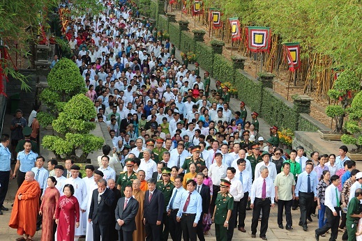 Rất đông người dân cũng đến dự lễ dâng hương