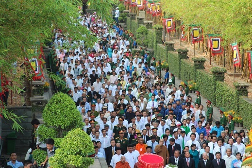 Hàng chục ngàn người từng bước nối tiếp nhau vào đền