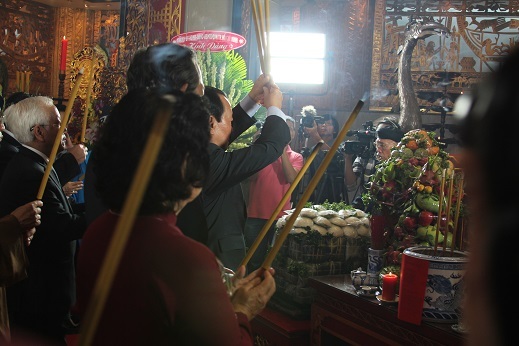 Các đại biểu tiến hành dâng những nén hương đầu tiên lên các vua Hùng