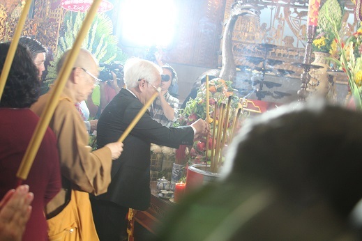 Đại diện lãnh đạo thành phố thành kính dâng hương lên Quốc Tổ Hùng Vương