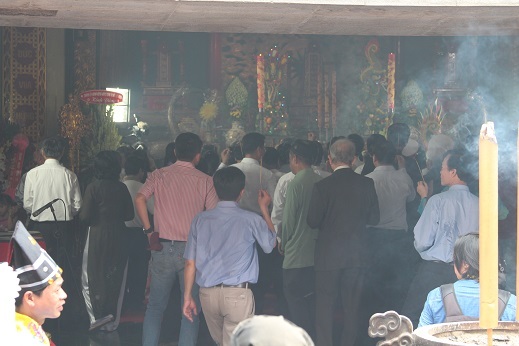 Từng dòng người cũng trật tự cầm trên tay nén hương trầm bước vào đền dâng lên các vị vua Hùng.