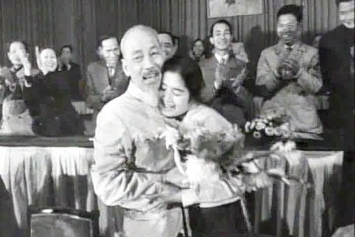 NSND Trà Giang và bức ảnh kỷ niệm với Bác Hồ - 1 Bức ảnh NSND Trà Giang chụp cùng Bác Hồ tại Đại hội văn nghệ toàn quốc lần thứ 3 năm 1962