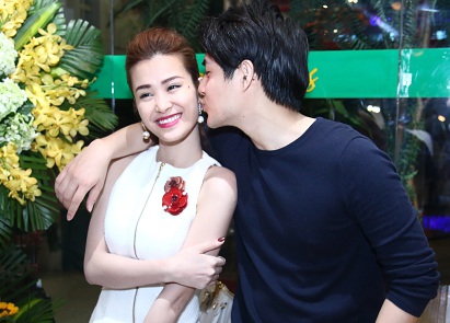 Ông Cao Thắng không ngại hôn bạn gái ở nơi đông người