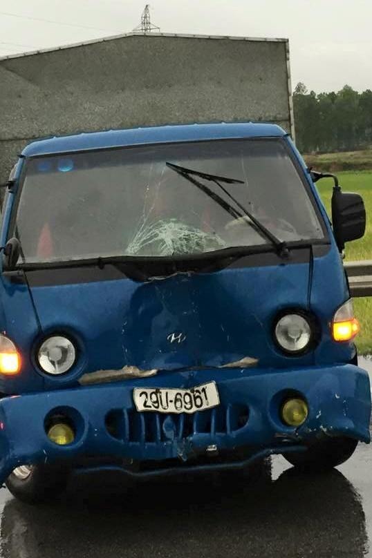 Ca sĩ Nhật Tinh Anh bị tai nạn xe hơi - 2 Đầu xe tải gây tai nạn cũng bị hư hỏng nặng.