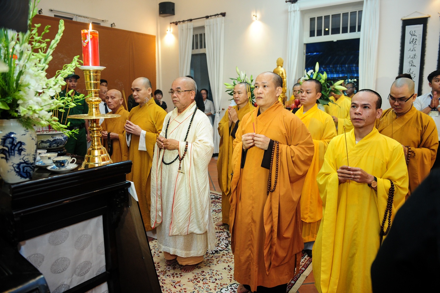 Mẹ của ca sĩ Ngọc Sơn cũng đến viếng GS Trần Văn Khê