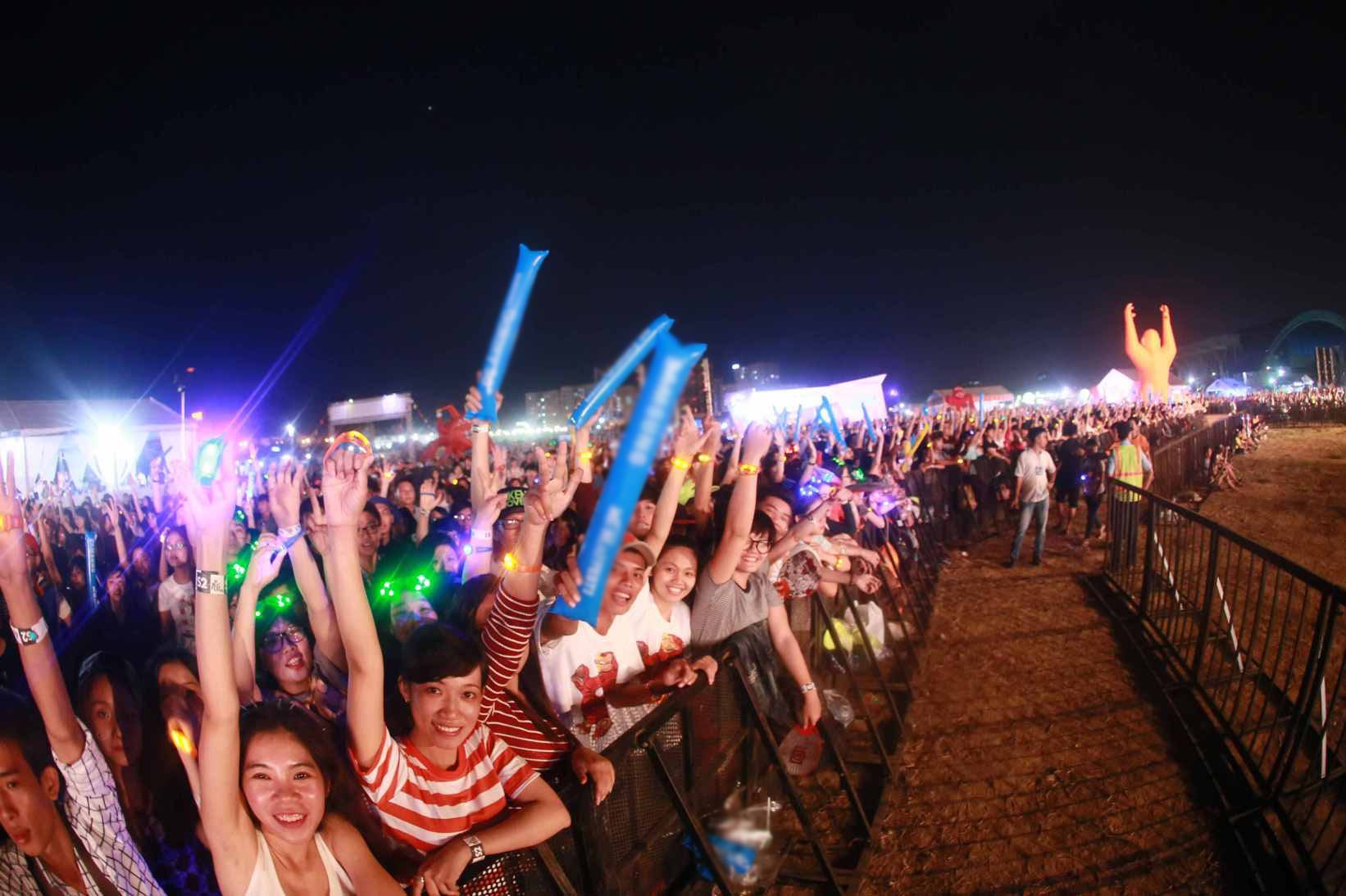 Đông đảo khán giả đến vui chơi và thưởng thức âm nhạc trong Lễ hội âm nhạc lần này.