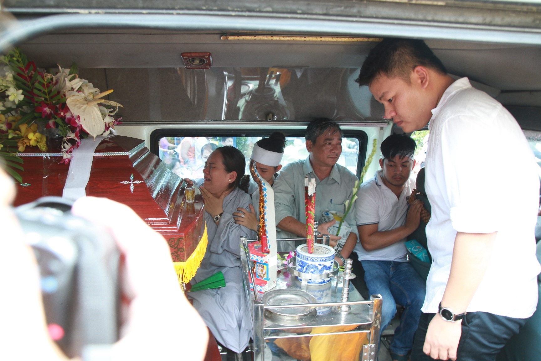 Gia đình Duy Nhân òa khóc nức nở trước nỗi đau quá lớn