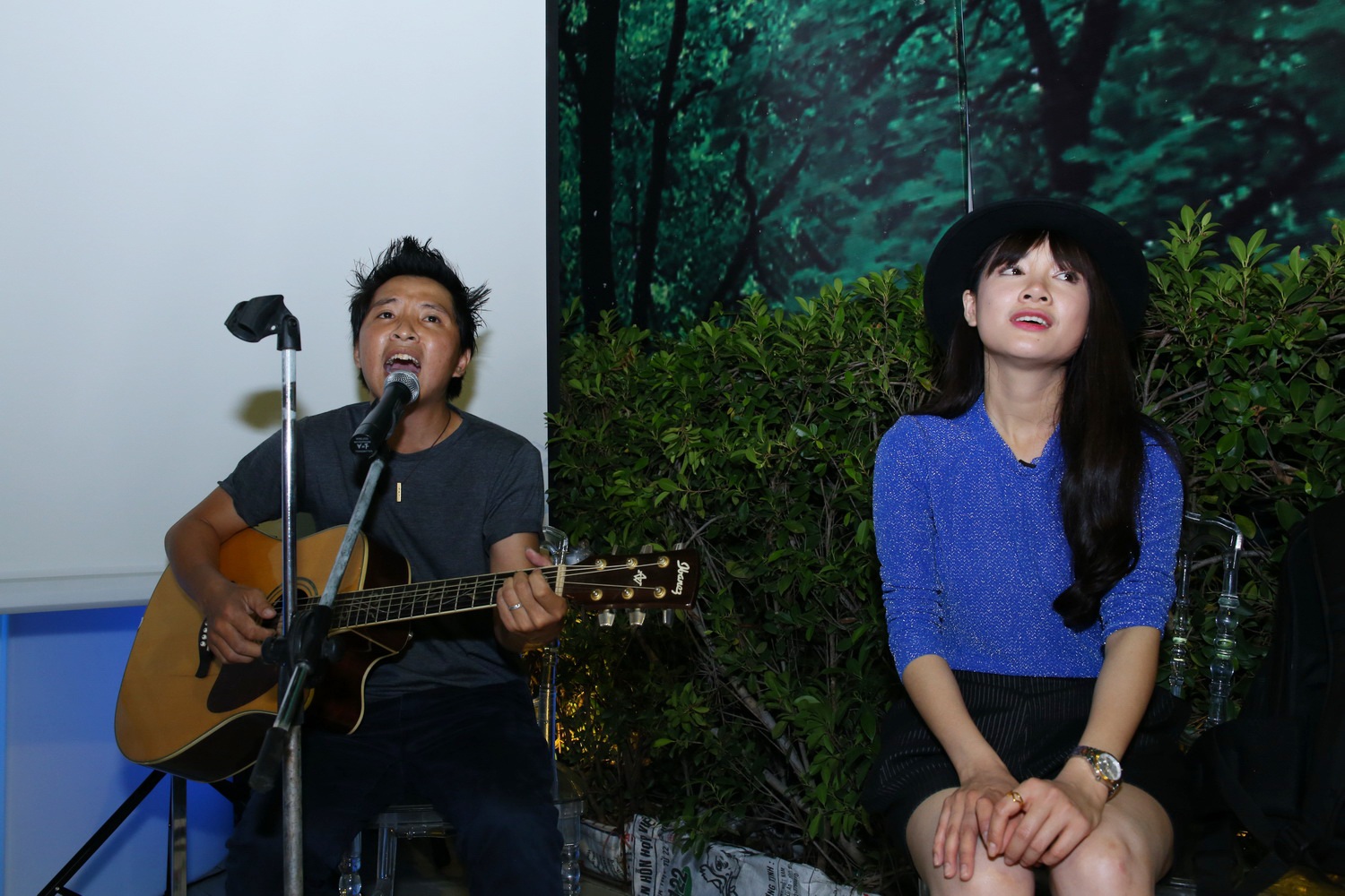 Hạnh phúc khi cắt bánh sinh nhật cùng bạn bè và fan