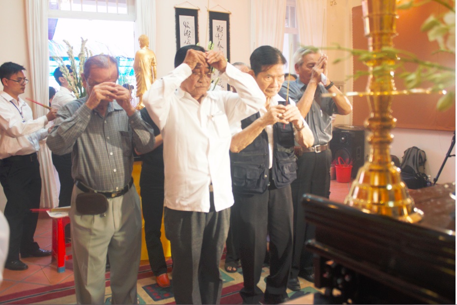 Dòng họ nhà NSND Phùng Há đến viếng.