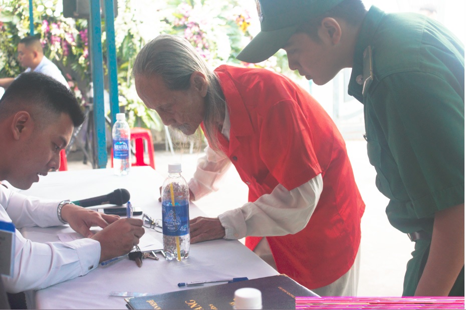 Cụ bà năm nay đã 90 nhưng bà vẫn tự tay mình ghi sổ tang bằng bàn tay run run. 