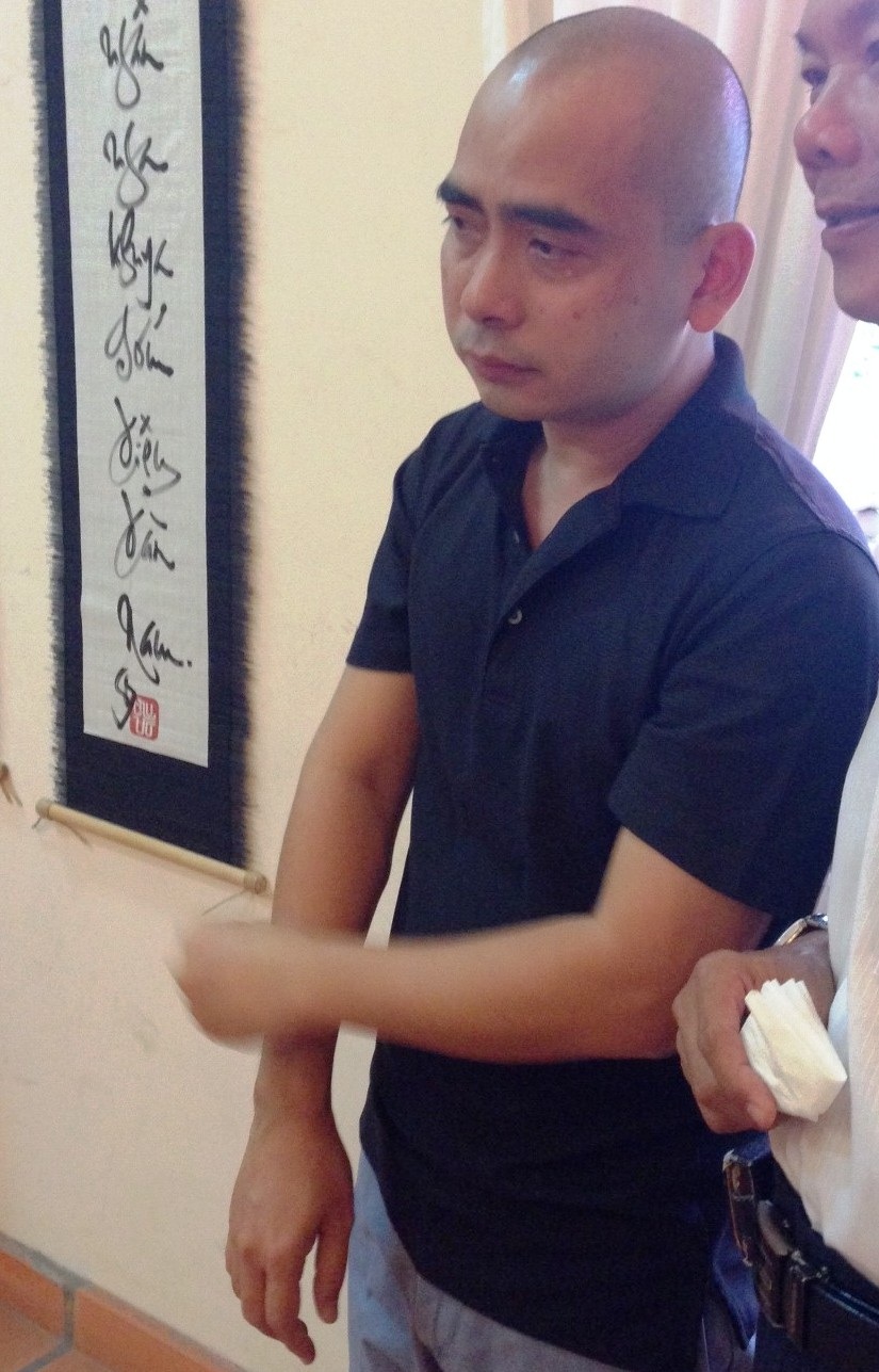 Ông Nguyễn Thanh Tùng, Phó chánh văn phòng UBND thành phố Hồ Chí Minh ghi sổ tang