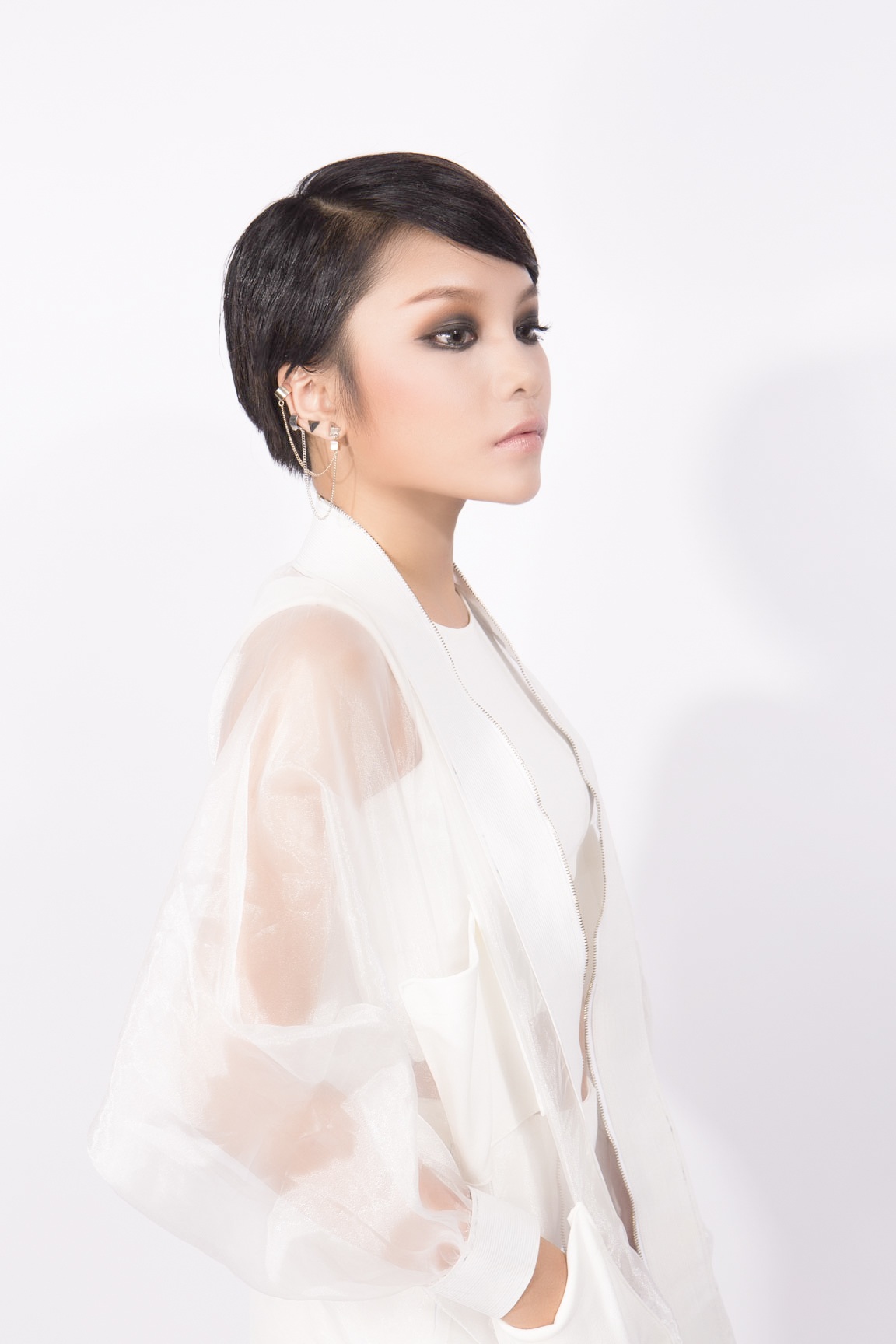 Hình ảnh mới của Vũ Thảo My trong single Say