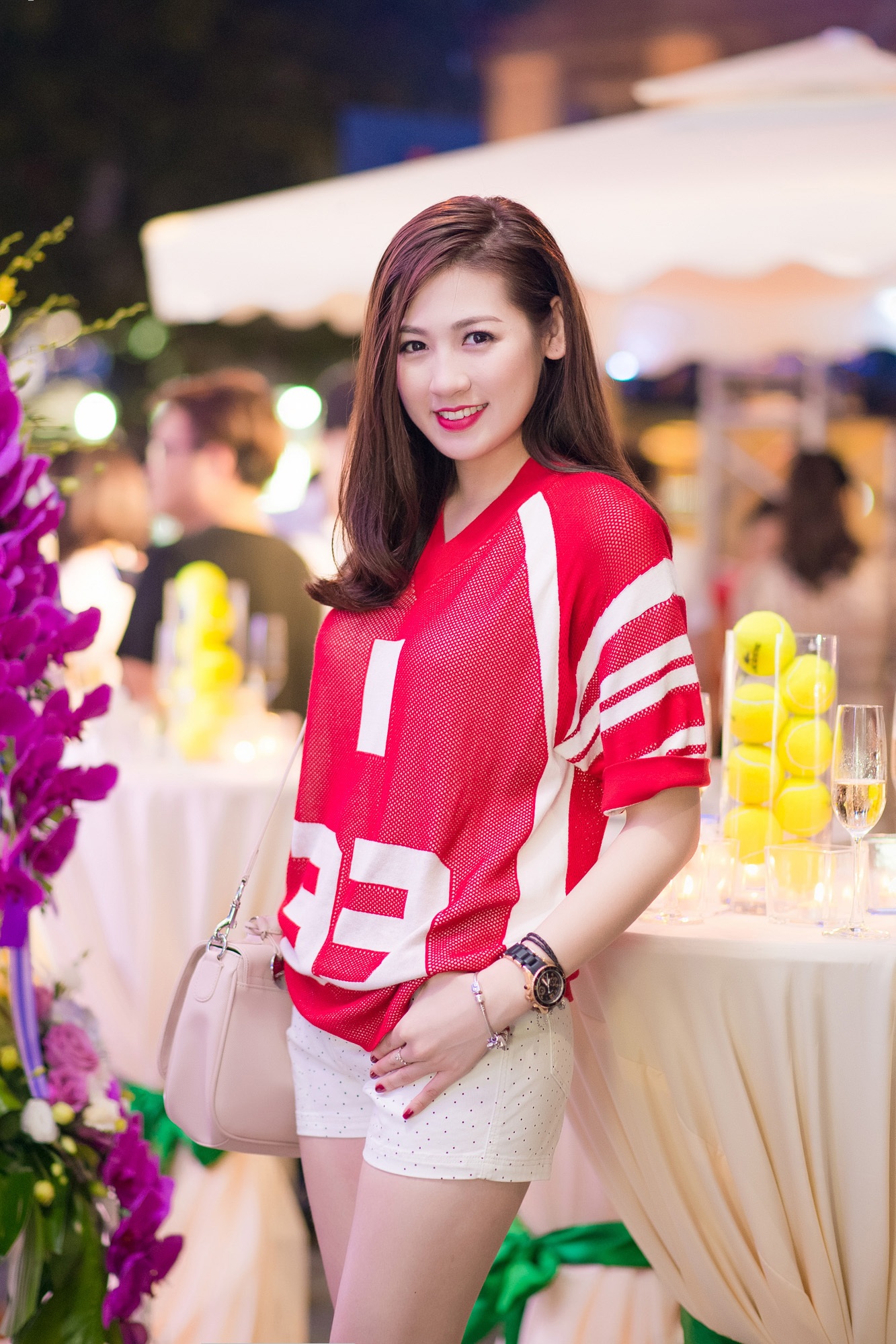 Áo thun đỏ, trắng kết hợp cùng quần trắng chấm bi tạo sự trẻ trung cho Á hậu.