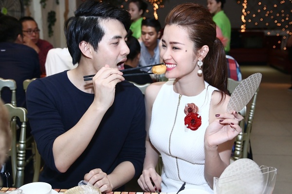 Ông Cao Thắng không ngại hôn bạn gái ở nơi đông người