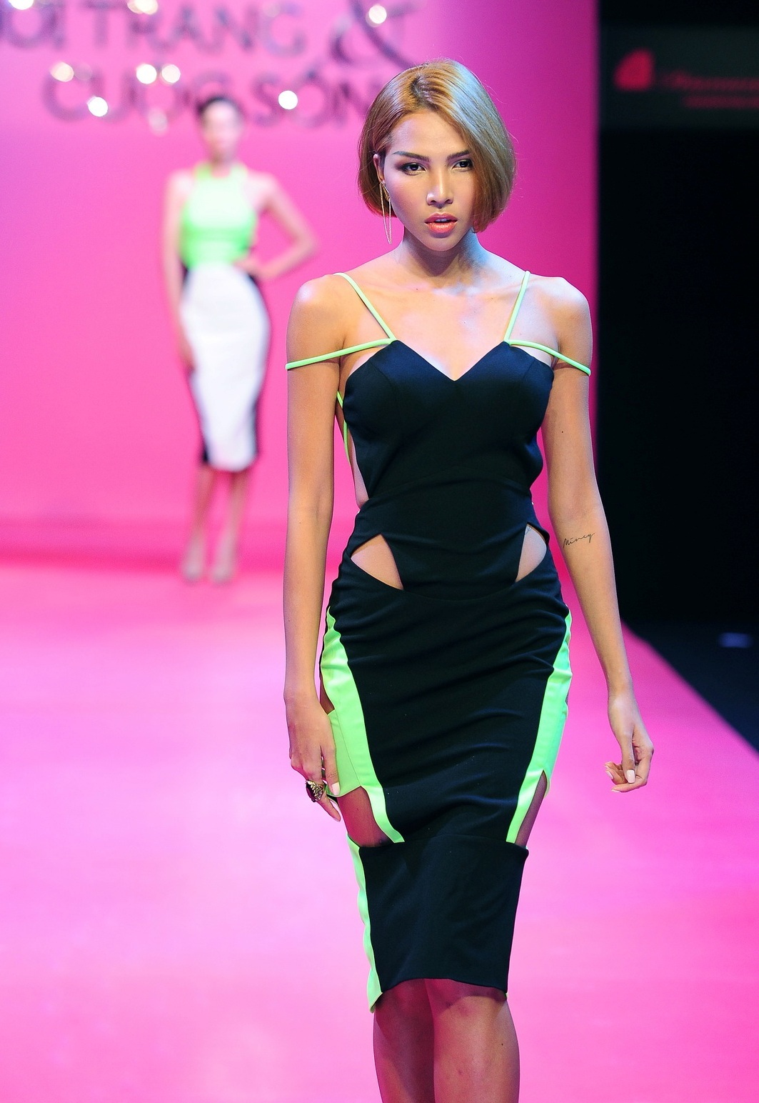 Khuôn mặt sắc sảo tạo ấn tượng riêng cho Minh Triệu trong vai trò người mẫu.