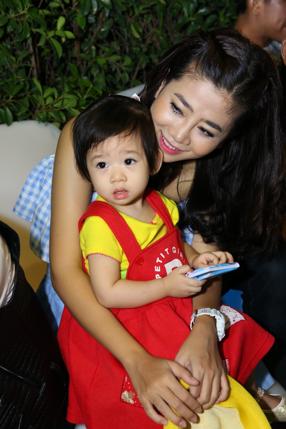 Bé luôn quan sát mọi thứ xung quanh