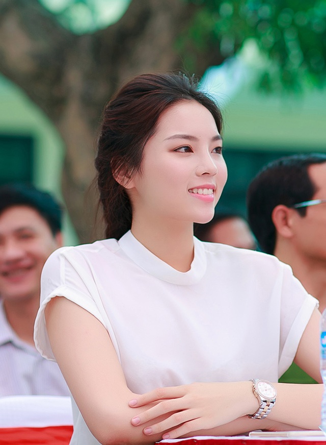 Hoa hậu Kỳ Duyên tạo dáng "nhí nhảnh" - 4 Hoa hậu Kỷ Duyên khá tươi tắn khi góp mặt trong chương trình này